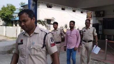 CG: जशपुर में आपत्तिजनक पोस्ट करने वाला शाहील खान गिरफ्तार, पुलिस ने निकाली हेकड़ी; देखें वीडियो