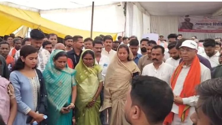 CG: समाधान शिविर में करंट लगने से कर्मचारी की मौत, मंत्री लक्ष्मी राजवाड़े ने परिवार को सहायता का दिया आश्वासन