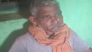 धमतरी में तेंदुए से भिड़ा बुजुर्ग...गाल-पैर पर चोट: खेत में रखवाली के दौरान हुआ सामना, लाठी से किया बचाव; 7 टांके लगे - Dhamtari News