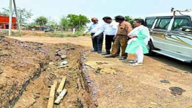 दूषित जल के सेवन से 15 लोग हुए पीलिया ग्रसित, स्वास्थ्य विभाग ने कैंप लगाकर की जांच | गंदी नालियों के बीच गुजरी पाइपलाइन में लीकेज होने से घरों में पहुंच रहा गंदा पानी