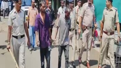 रायपुर में पुलिस ने चाकूबाजो का निकाला जुलूस, VIDEO:  पुरानी रंजिश पर चाकू से घर घुसकर किया था हमला, पेट और सीने में चोंटे - Raipur News