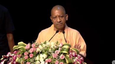 UP: सीएम योगी ने मेधावियों को किया सम्मानित, बालिकाओं की सराहना कर बोले- बालक भी खूब मेहनत करें