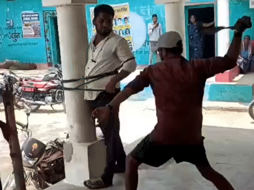 खंभे से बांधकर बेल्ट से युवक को पीटा...VIDEO:  बलौदाबाजार में मुखबिरी के शक में की पिटाई,पुरानी रंजिश और अफेयर से जुड़ा है विवाद, आरोपी फरार - baloda bazar News