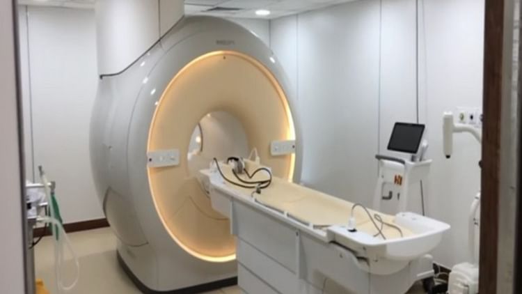US MRI Machine Death: पत्नी की जांच कराने हार पहन कर गए 61 वर्षीय शख्स की दर्दनाक मौत, मशीन ने भीतर खींचा