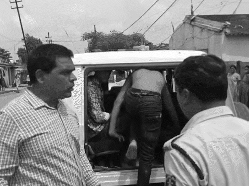 चाचा-भतीजों ने नाबालिग को चाकू गोदकर मार डाला:  बिलासपुर में अस्पताल के फर्श पर लहूलुहान तड़पता रहा, गुस्साए परिजनों ने आरोपियों का घर जलाया - Chhattisgarh News