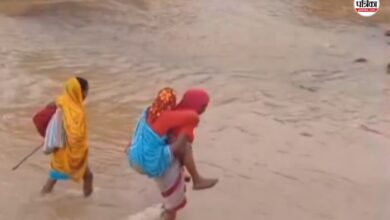 मितानिन बनी मसीहा: डिलीवरी के बाद महिला को 1.5 किमी पीठ पर लादकर पहुंचाया अस्पताल, देखें VIDEO