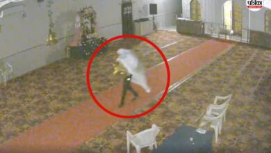 प्लास्टिक ओढ़ कर श्याम मंदिर में 23 लाख की चोरी, देखें Video