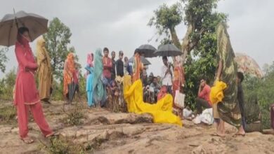राशन के लिए 5 किलोमीटर पहाड़ चढ़ रहे बुजुर्ग:  मोबाइल कनेक्टिविटी नहीं होने से जद्दोजहद; प्रक्रिया ऑफलाइन करने की मांग - Manendragarh-Chirmiri-Bharatpur News