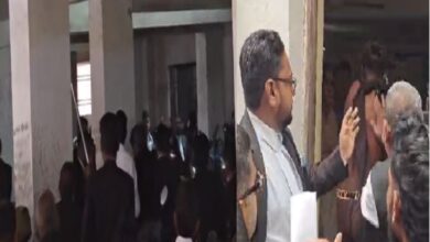 Raipur News: रायपुर कोर्ट में युवक ने वकील को दिखाया चाकू, जमकर हुई पिटाई, देखें वीडियो