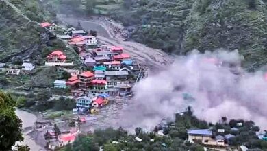 Uttarkashi Cloudburst Live: धराली बीच गांव में फंसे 200 लोग, रास्ता बना रहे जवान, सीएम ने किया हवाई सर्वेक्षण