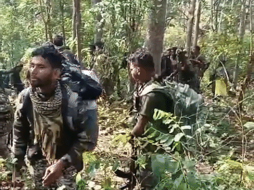CG-महाराष्ट्र बॉर्डर पर मुठभेड़...एक नक्सली ढेर:  शव बरामद, दोनों तरफ से चल रही गोलाबारी, कुछ दिन पहले बीजापुर-गढ़चिरौली में मारे गए थे 4 नक्सली - Chhattisgarh News
