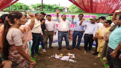 Chhattisgarh: एनएचएम हड़ताल पर गिरी गाज, बलौदाबाजार में 106 कर्मी बर्खास्त, सड़क पर फूटा गुस्सा