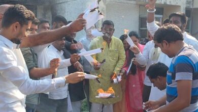 कांग्रेस ने बिजली बिल वृद्धि पर किया प्रदर्शन:  मनेंद्रगढ़ में बिजली विभाग कार्यालय पर जलाए बिल, बडे़ आंदोलन की चेतावनी दी - Manendragarh-Chirmiri-Bharatpur News