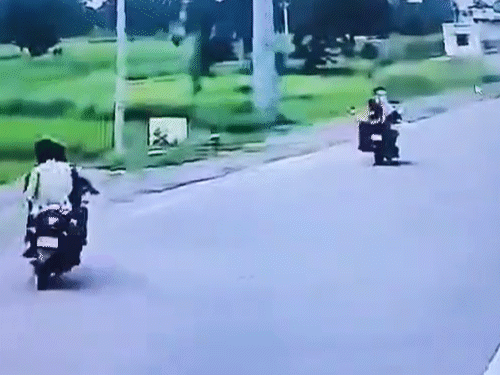 खंभे से टकराई बाइक, 1 की मौत...LIVE VIDEO:  कोरबा में तेज रफ्तार में टोल नाके का बैरियर तोड़ते हुए निकले, 2 दोस्त गंभीर घायल - Chhattisgarh News