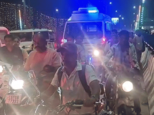पुल के एक हिस्से को पार्किंग बनाया,ट्रैफिक में एम्बुलेंस फंसी: बिलासपुर में रामसेतु, रिवर व्यू से लेकर शनिचरी तक लगी गाड़ियों की लंबी लाइनें - Bilaspur (Chhattisgarh) News