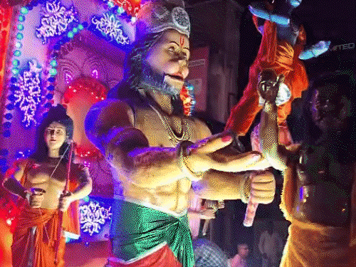 रायपुर गणेश झांकी में छत्तीसगढ़ी परिधान में दिखे बप्पा:  ऑपरेशन सिंदूर, राफेल की झलक, तेज साउंड वाले डीजे रोके गए; कई सड़कें जाम रहीं - Chhattisgarh News