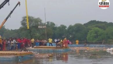 Maa Durga Visarjan: महादेव घाट पर माता दुर्गा की प्रतिमा का विसर्जन, श्रद्धालुओं ने किया अंतिम दर्शन, देखें Video