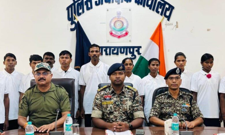 Maoist Surrender: नारायणपुर में 16 माओवादियों ने छोड़ा आतंक का साथ, 70 लाख का था इनाम