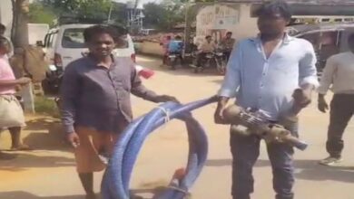Thieves rally: Video: चोरी का सामान हाथ में पकड़वाकर 2 युवकों का गांव में निकाला जुलूस, माइक में कराया अनाउंस, वीडियो वायरल