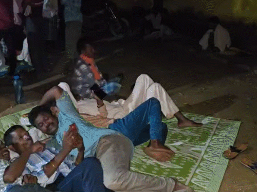 दामाद के घर 500 लोगों का डेरा,मुर्गा-बकरा भात की मांग:  आदिवासी-युवती ने दूसरे समाज में की शादी; राशन लेकर पहुंचे 45 गांव के ग्रामीण - Chhattisgarh News