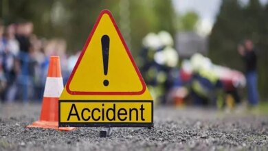 दीवाली के लिए पटाखा लेकर लौटते समय तेज रफ्तार बाइकों में आमने-सामने की टक्कर, तीन युवक गंभीर घायल