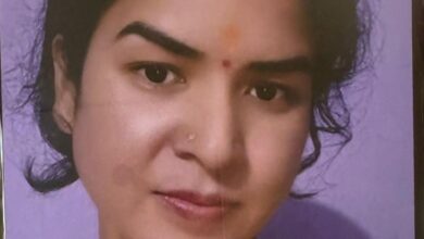 कोरबा में खिड़की से लटका मिला महिला का शव: परिजनों को अनहोनी की आशंका, पति ने विवाद से किया इनकार - Korba News