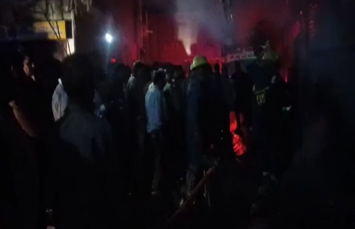 शॉर्ट सर्किट से ड्रायफ्रूट दुकान में लगी भीषण आग: दुर्ग में ड्रायफ्रूट, पैकिंग सामग्री और फर्नीचर जलकर राख,कड़ी मशक्कत के बाद दमकल ने पाया काबू - durg-bhilai News