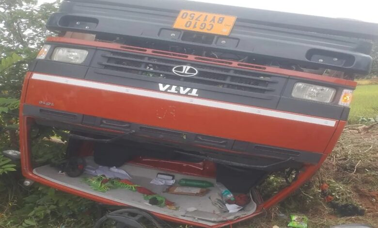 Liquor load truck overturned: अंग्रेजी शराब से लोड ट्रक अनियंत्रित होकर खेत में पलटा, नष्ट हो गईं बोतलें