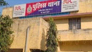 रायपुर के सिलतरा में मोबाइल शॉप में चोरी:  दीवार में छेदकर घुसे चोर, रिश्तेदार की शादी में गया था दुकानदार, 57 मोबाइल पार - Raipur News