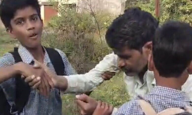 स्कूल के पास शराब पीकर झूम रहा था प्रधान पाठक, छात्र संभालते रहे, VIDEO वायरल