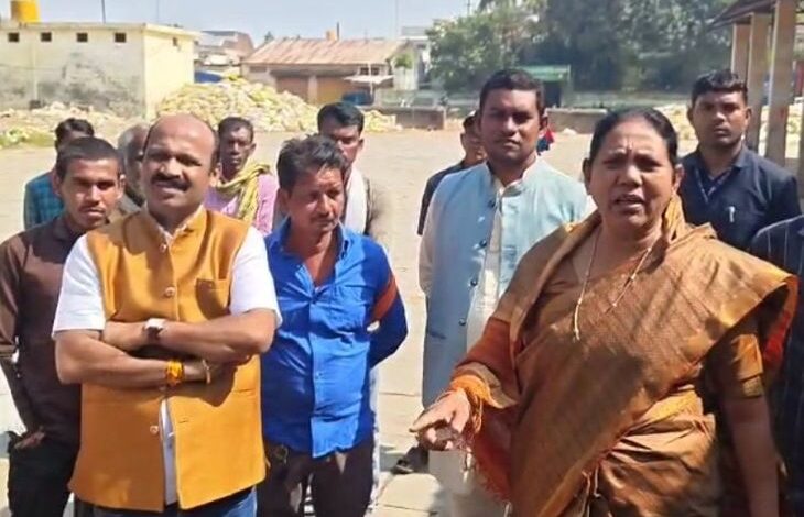 विधायक सावित्री मडावी ने धान खरीदी केंद्र का निरीक्षण किया: अव्यवस्था पर अधिकारियों को फटकारा, 25 केंद्रों पर खरीदी शुरू नहीं - Kanker News