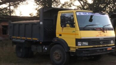 Collector vehicle overtake: कलेक्टर की गाड़ी को बार-बार ओवरटेक कर रहा था रेत लोड मिनी ट्रक, IAS बोले- पकड़ो इसको
