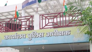 UP: पुलिसकर्मियों पर हमला कर फाड़ दी वर्दी, वारंट का नाम लेते ही गुस्साए लोग, तीन गिरफ्तार... गांव में तनाव