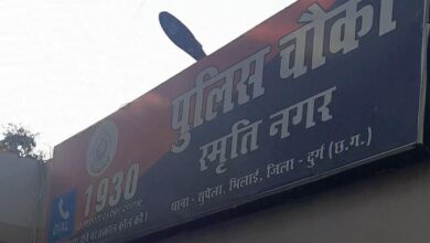 दुकान के पास पेशाब करने पर पुलिस आरक्षक की पिटाई:  दुर्ग में शराब दुकान के संचालक ने पीटा, पाइप-डंडे से मारा - durg-bhilai News