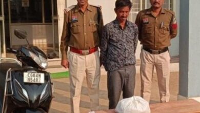दुर्ग में 2KG गांजे के साथ युवक गिरफ्तार:  रायपुर से माल एक साल से लाकर खपा रहा था, 55 हजार कैश और स्कूटी जब्त - durg-bhilai News
