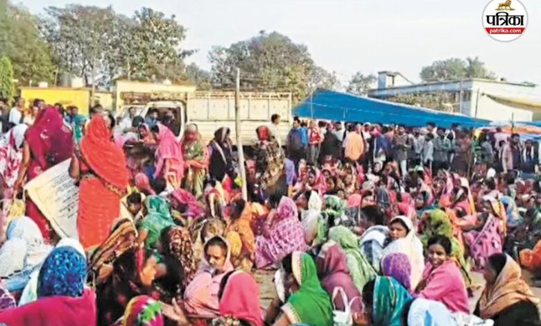 प्रशासन की धमकी के बाद भड़का जनआंदोलन, कोल ब्लॉक जनसुनवाई के विरोध में 14 गांवों का धरना, विधायक भी डटीं