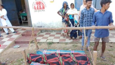 शर्मसार! सुकमा में एम्बुलेंस के इंतजार में युवक ने तोड़ा दम , खाट पर शव ले गए परिजन