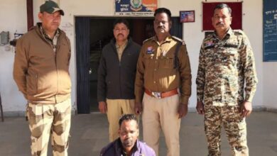 Children beaten case: खेत से मटर तोडऩे पर 2 छात्रों को पीटने वाला आरोपी गिरफ्तार, रस्सी से दोनों के बांध दिए थे पैर