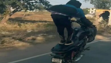 Stunt on bike: बाइक पर स्टंट कर रहे थे 2 युवक, पुलिस ने ठोंका 10 हजार का जुर्माना, निकल गई हेकड़ी