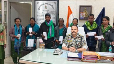 धमतरी में 47 लाख के इनामी 9 खूंखार माओवादियों ने किया सरेंडर, भारी मात्रा में हथियार बरामद