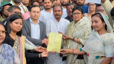 कांग्रेस का कलेक्टर के खिलाफ प्रदर्शन:  कार्यकर्ताओं ने बैरिकेड पर चढ़कर की नारेबाजी, सांसद और पूर्व विधायक ने लगाए आरोप - Manendragarh-Chirmiri-Bharatpur News