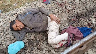 ओडिशा यात्री से चलती ट्रेन में मोबाइल छीना:  धक्का देने से गिरा, दोनों पैर ट्रेन की चपेट में आए, मेडिकल कॉलेज भेजा - Mahasamund News