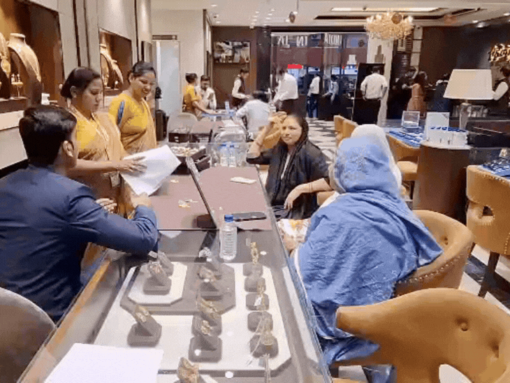 सोना-चांदी के दामों में उतार-चढ़ाव जारी: शादी के सीजन में लोगों को बजट गढ़बढ़ाया, रायपुर के व्यापारी बोले- सिर्फ 30% तक हो रहा कारोबार - Chhattisgarh News