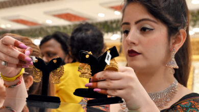 Gold Silver Price: ट्रंप के टैरिफ विवाद से सर्राफा बाजार में उछाल; चांदी ₹2.72 लाख, सोना 1.62 लाख रुपये के पार
