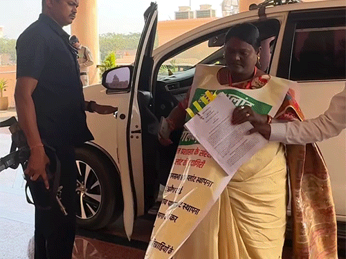 बजट-2026...पोस्टर पहनकर विधानसभा पहुंची विधायक:  भूपेश ने उड़ाया वित्त मंत्री का मजाक, आलू-चूहे पर चर्चा, लखमा बोले- सुनते-सुनते थक गया, बजट भाषण में मजेदार पल - Chhattisgarh News