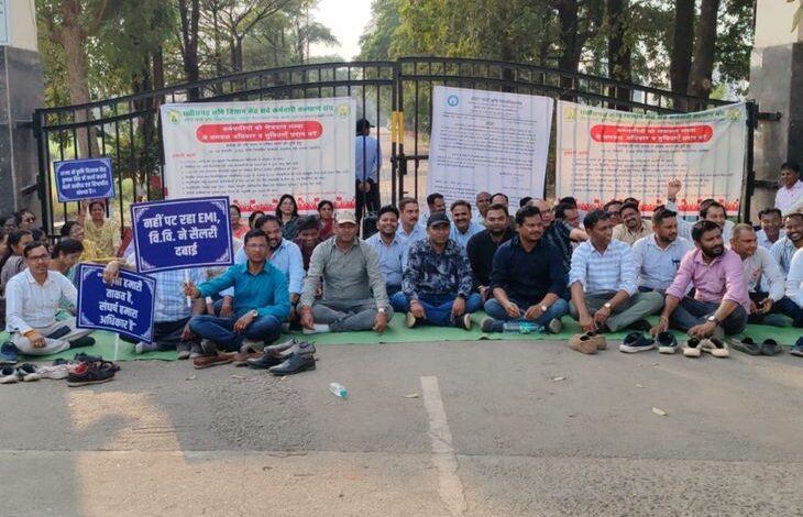 कृषि विज्ञान केंद्र के कर्मचारियों का प्रदर्शन जारी: कुलपति और प्रतिनिधि मंडल की वार्ता फेल, 18 महीने से लंबित है वेतन; अनिश्चित कालीन हड़ताल की चेतावनी - Raipur News