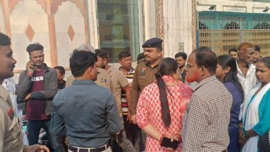 रायपुर के मौदहापारा संडे बाजार में निगम की कार्रवाई: सड़क पर दुकान लगाने वालों के सामान और ठेले जब्त - Raipur News