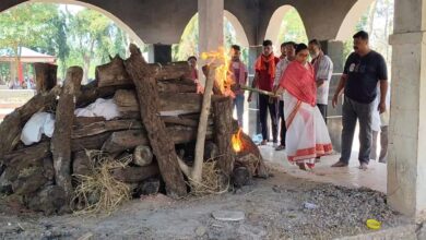 Daughter funeral mother’s body: रूढिय़ों को तोड़ बेटी ने अपनी मां की चिता को दी मुखाग्नि, नम हुईं लोगों की आंखें