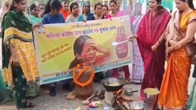 बढ़ती गैस और महंगाई के खिलाफ कांग्रेस का प्रदर्शन:  महिला कार्यकर्ताओं ने सड़क पर चूल्हा जलाकर भजिया तला, केंद्र सरकार के खिलाफ नारेबाजी की - kabirdham News