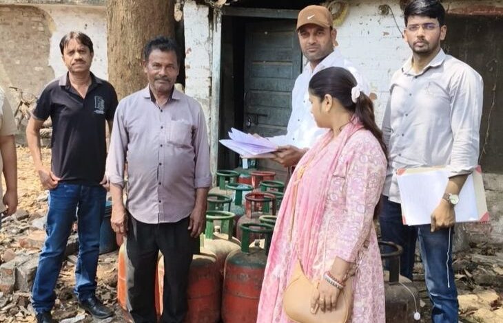 दुर्ग में खाद्य विभाग की छापेमारी: नाश्ता सेंटर संचालक के पास से 22 घरेलू गैस सिलेंडर जब्त, मकान में छिपाकर रखे थे - durg-bhilai News